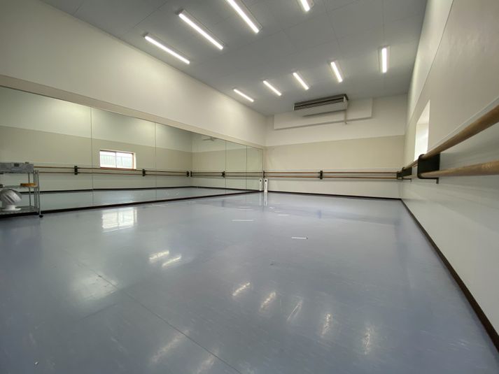 床はリノリウム、簡易更衣室もあります - 大塚オフィシャルスペース レンタルスペースの室内の写真
