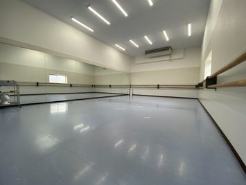 中庄駅近く・大きな鏡のある広々ダンス等多目的なスペースです・駐車場もあります - 大塚オフィシャルスペース