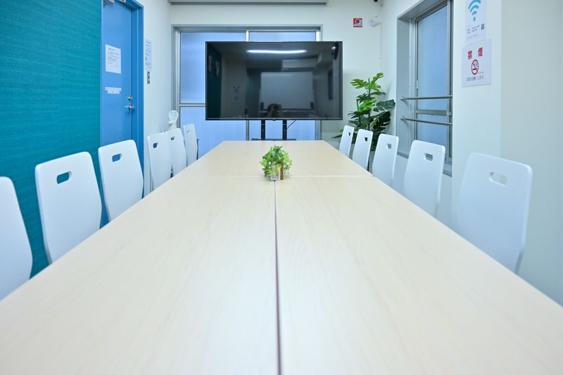 GS会議室藤沢駅南口店・ブルー 動画撮影や会議に最適な貸会議室の室内の写真