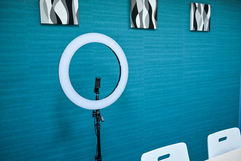 動画撮影や会議に最適な貸会議室 - GS会議室藤沢駅南口店・ブルー