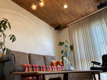 マンションには珍しい勾配天井でとても開放的です。写真内のコーヒーテーブルの代わりにベッドを設置いたします。 - SHONAN SURFSIDE プライベートレンタルサロンの室内の写真