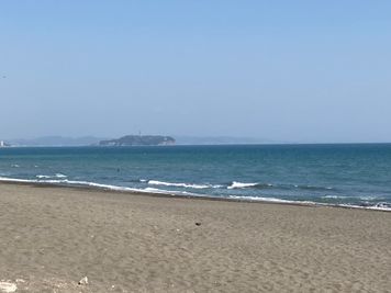 海岸までは約300m。お散歩にも程よい距離ですね。遠くに江ノ島を望みます。 - SHONAN SURFSIDE プライベートレンタルサロンの室内の写真