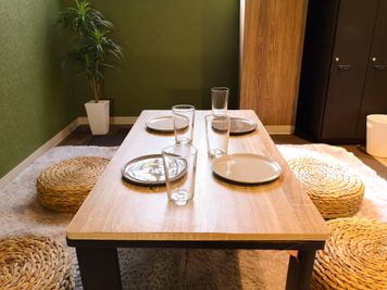 テーブル風景 - ゲストハウス神戸なでしこ屋 シアタールーム★元町駅徒歩3分の室内の写真