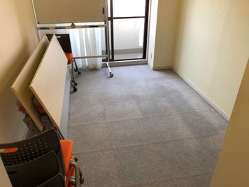 テーブルを畳んで寄せるとサロン等でもご利用頂けます - MEETINGROOM 85 貸会議室/個室/8名/清潔/格安の室内の写真