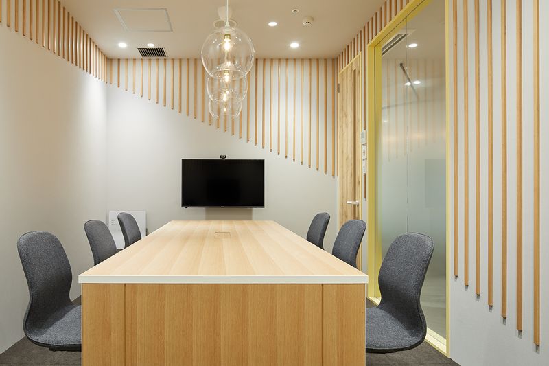 ※写真は６人用となります。８人用会議室は広さは広くなり椅子が2脚足されます。©︎Nacása & Partners Inc. FUTA Moriishi - HAKADORU新宿三丁目店 ８人用会議室の室内の写真
