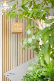 ©︎Nacása & Partners Inc. FUTA Moriishi - HAKADORU新宿三丁目店 ８人用会議室の設備の写真