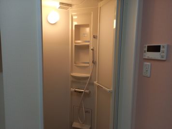 更衣室内にあるシャワー室 - Studio Lilas  レンタルスタジオの設備の写真
