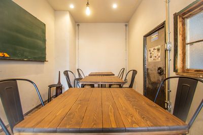 カフェにいるようなテーブル・チェアで気分を変えてお仕事出来ます - さがつく craft & cafe　レンタルスペース ミーティングルームの室内の写真
