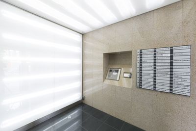 エントランスはオートロックになっておりますので、100番を押してフロントをお呼びください。 - BSC秋葉原 ミーティングルーム 2の入口の写真