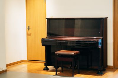 ピアノ - 横浜 TO BE STUDIO ダンスレッスンフロアの設備の写真