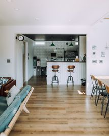 カウンター奥にはキッチンがあります。IHコンロ、冷蔵庫、レンジ、食器などご自由にご利用ください。 - Malibu一宮 貸切りBBQスペースの室内の写真