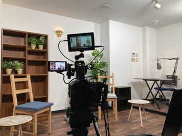 光が回りやすい白背景 - アサカヤ要町スタジオ オンライン配信可能な防音スタジオの室内の写真