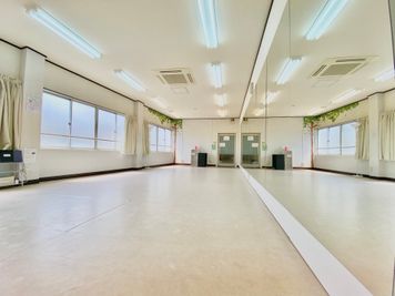 南側は一面が窓。日中は明るいスタジオです。 - 阪神尼崎レンタルスタジオD2D 阪神尼崎エリアで最安値級【ダンスができるレンタルスタジオ】の室内の写真