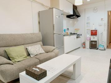 休息スペース、キッチンは他のスペースのお客様と共同利用となります。 - ミーティングスペースD304 梅田ミーティングスペースD304の室内の写真