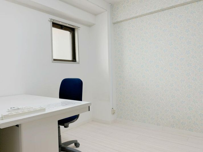 約４．５畳のシンプルなお部屋です。おしゃれな壁紙ですのでWEB会議等に好評です。 - テレワークスペースD303 梅田テレワークスペースD303の室内の写真