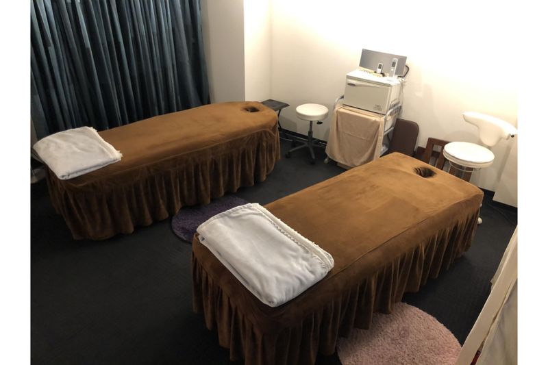 ベッド二台ございます。
うち右の１台は高さ調節可能です - Salon de Loire レンタルサロンの室内の写真