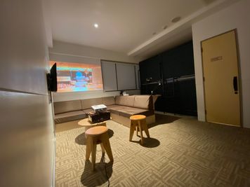 プロジェクター投影 - カモンホテルなんば プロジェクタールーム（2～3階）の室内の写真