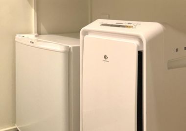 【客室設置】冷蔵庫・空気清浄機
 - カモンホテルなんば プロジェクタールーム（2～3階）の設備の写真