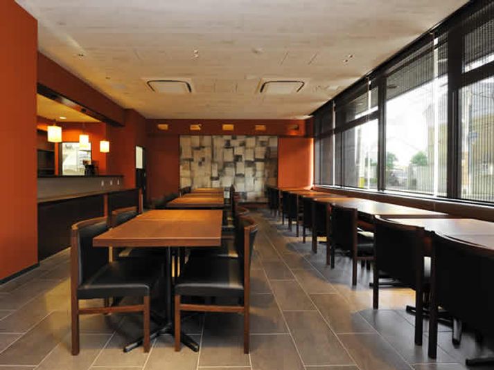 ホテルウィング姫路 レストランスペース4名掛けの室内の写真