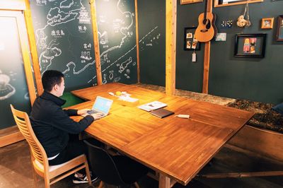 HIVEのレンタルスペースです。
古民家をリノベーションした和を基調とした空間が広がります。
多種多様な用途に適したご提案が可能です。
ぜひ、お気軽にお問合せください。 - HIVE レンタルスペースの室内の写真