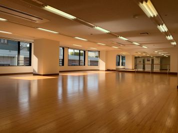 広くて清潔、140㎡の地域最大級のスタジオ‼　日差しがたっぷり入る開放感のあるオトナのスタジオ‼ - レンタルスタジオ TAO
