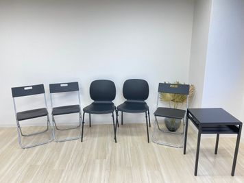 備品椅子５脚・サイドテーブル1台 - 白金台徒歩5分 貸しスペース ワンフロア利用 5階の設備の写真