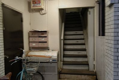 この階段を上ります
途中にゲートが有りますが開けて3階までお上がりください - MTBベースdue(ドゥーエ) 貸し会議室・リモートワークの外観の写真