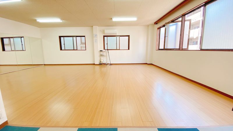 ダンスやヨガの教室では、10名くらいでも快適にご利用できます。 - ダンススタジオFAMFAM天王寺店 天王寺のレンタルスタジオの室内の写真