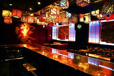 江戸スナック【 みつば 】 豪華絢爛な内装の和風スペースの室内の写真