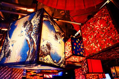 江戸スナック【 みつば 】 豪華絢爛な内装の和風スペースの室内の写真