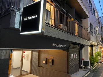 「feel Asakusa」の看板があるビルの3階です。 - feel Asakusa STAY 301レンタルルームの設備の写真