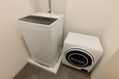 洗濯機と乾燥機を完備。洗い物しながらの仕事が可能です。 - feel Asakusa STAY 301レンタルルームの設備の写真