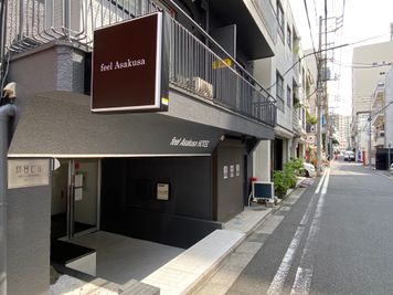 「feel Asakusa」の看板が目印です。 - feel Asakusa STAY 301レンタルルームの外観の写真
