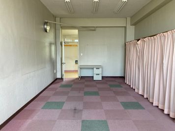 2Fのワーキングコモンズのカーペット敷。
机を寄せてカーペットフロアとしてもご利用いただけます。 - 八ヶ岳コモンズ サイレントルーム（２Ｆ）の室内の写真