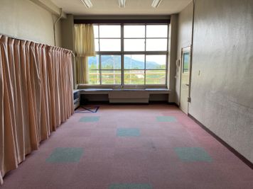 2Fなので窓の外に校庭と富士山の山頂が少しだけ見えたりします。 - 八ヶ岳コモンズ サイレントルーム（２Ｆ）の室内の写真