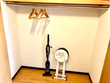 クローゼット内に掃除機、予備椅子×2 - MEETINGROOM 85坂戸 貸会議室/個室/8名/清潔/格安の室内の写真