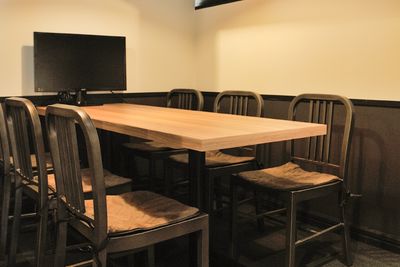 モニターに資料を投影でき、Web会議にも最適です。 - BasisPoint 新橋銀座口店 【6名会議室RoomA】新橋銀座口エリアの室内の写真