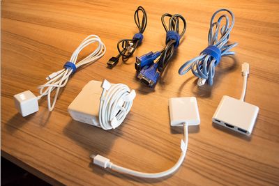 モニター接続用(HDMI)ケーブル、PC・スマホ用充電器など無料貸し出ししております。 - 新橋コワーキングスペース BasisPoint 新橋銀座エリア6名用会議室 (Room A)の設備の写真