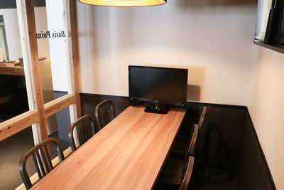 ガラス壁はブラインドで外から覗けないようにすることもできます。 - BasisPoint 新橋銀座口店 【6名会議室RoomA】新橋銀座口エリアの室内の写真