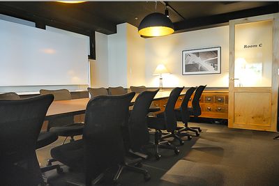 セミナーや勉強会にもおすすめです。 - BasisPoint 新橋銀座口店 【12名会議室RoomC】新橋銀座口エリアの室内の写真