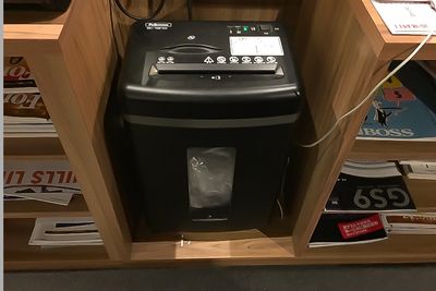 シュレッダーご利用いただけます。 - BasisPoint 新橋銀座口店 【10名会議室RoomB】新橋銀座口エリアの設備の写真