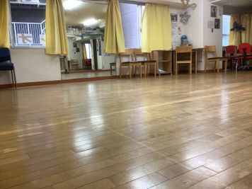 3窓ありの換気抜群 - スタジオ　レオン Bルーム　ダンスレッスン、練習、セミナーにの室内の写真