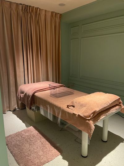 広々とした完全個室の施術ルームです。冬はベットヒーターで暖かいです♪ ・施術ベッドの使用目的は施術・セラピーに限定されます - BeautySalon LI'A サロンスペースの室内の写真