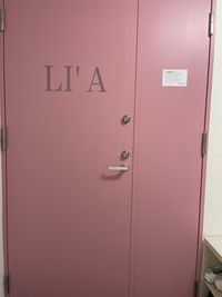 ピンクの扉が目印です。 - BeautySalon LI'A サロンスペースの外観の写真