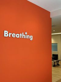 オレンジの壁が目印です - Breathing Breathing高宮のその他の写真