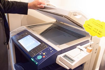 複合機ご利用いただけます。※コピー、印刷、スキャン有料 - BasisPoint 新橋銀座口店 【10名会議室RoomB】新橋銀座口エリアの設備の写真