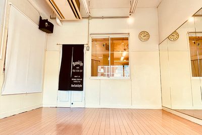 入口を撮影 - ドットカラーダンススタジオ Cスタジオの室内の写真