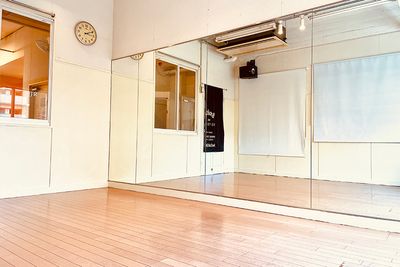 鏡を撮影 - ドットカラーダンススタジオ Cスタジオの室内の写真
