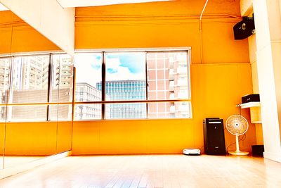 入口から正面を撮影 - ドットカラーダンススタジオ Cスタジオの室内の写真