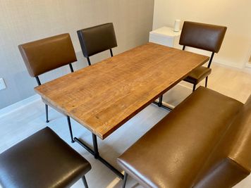 ふかふかの椅子と温もり感のあるテーブル♪ - SSS渋谷 SSS渋谷Ⅲ　レンタルスペースの室内の写真